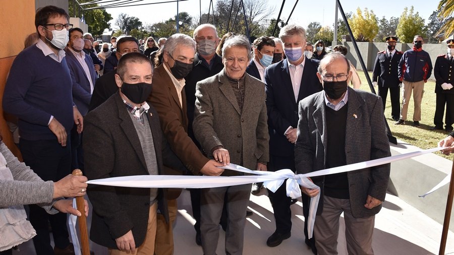 El gobernador inauguró el SUM de Alpachiri obras de asfalto y 8