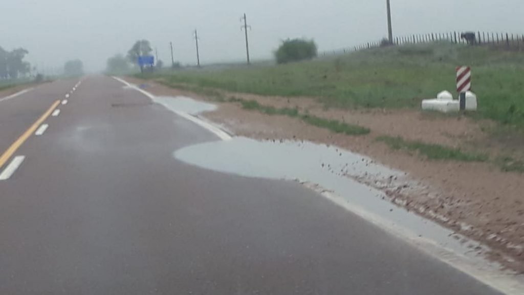 Llovieron apenas unos milímetros y así está la ruta 188 entre Rancul y ...