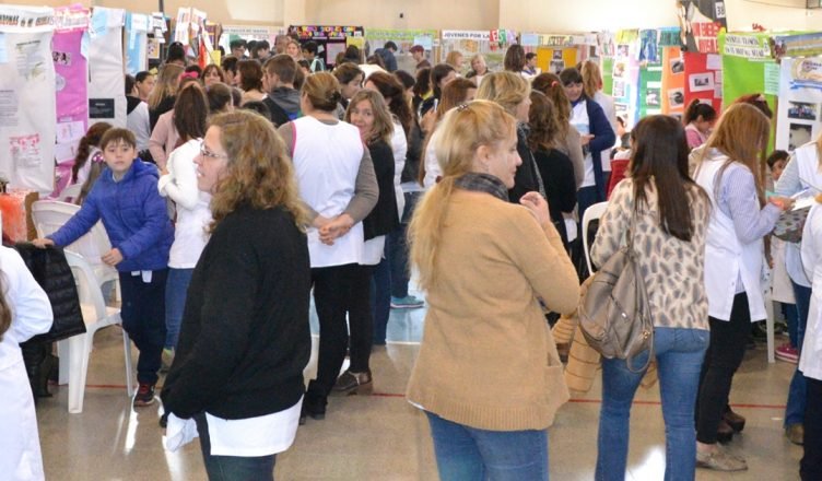 Importante marco de público en la Feria Zonal de Ciencias en Alta ...