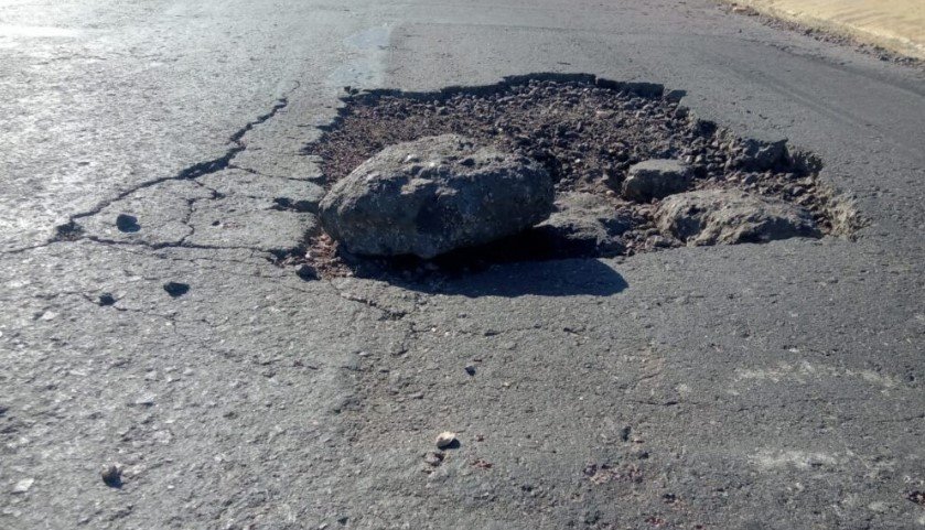 Lo sorprendió un pozo en la Ruta 188 a metros de Rancul y rompió dos ...