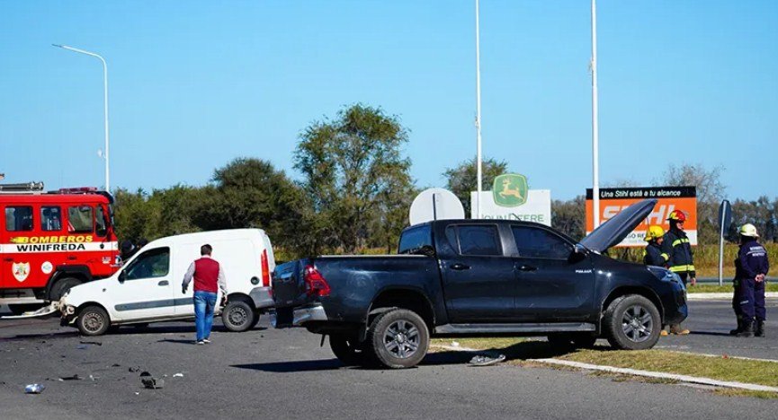 Violento choque en el cruce de Rutas nacional 35 y provincial 10 dejó ...