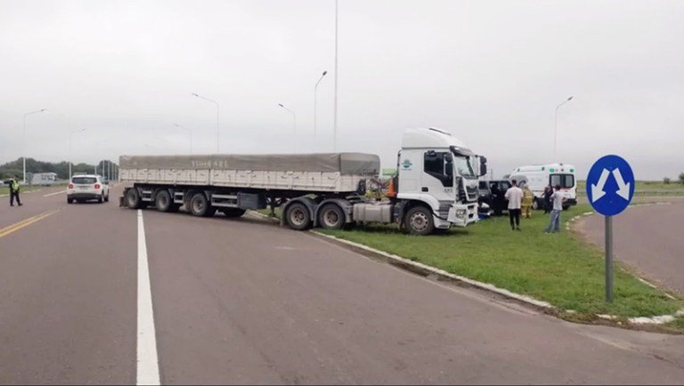 Chocaron un camión y una camioneta en el cruce de las rutas 35 y 18 ...