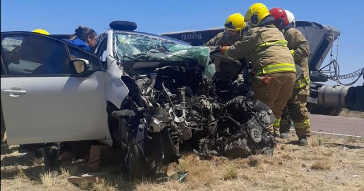 Impresionante choque frontal entre un auto y un camión en la «Ruta del ...