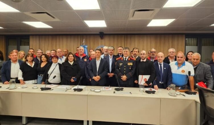 Bomberos de todo el país en alerta por un proyecto de ley que reduciría los recursos en un 50%