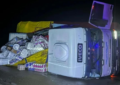 Un camión cargado con electrodomésticos volcó en la Ruta provincial 1