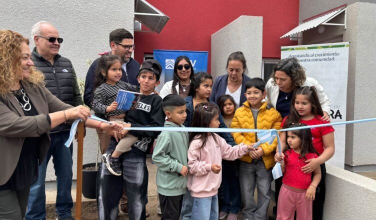 Erica Riboyra y Leone Escuredo hicieron una firme defensa de la obra pública en la entrega de ocho viviendas en Parera